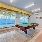 Blue Dolphin - Private Indoor Pool, Jacuzzi, Garden Appartement