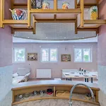 Blue Dolphin - Private Indoor Pool, Jacuzzi, Garden
