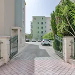 Blue Dolphin - Private Indoor Pool, Jacuzzi, Garden