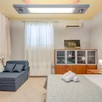 Blue Dolphin - Private Indoor Pool, Jacuzzi, Garden *