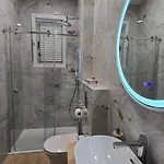 Blue Dolphin - Private Indoor Pool, Jacuzzi, Garden Split