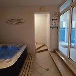Appartement Blue Dolphin - Private Indoor Pool, Jacuzzi, Garden Split