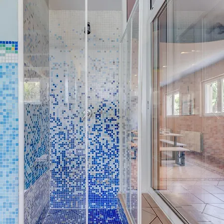 Blue Dolphin - Private Indoor Pool, Jacuzzi, Garden Lägenhet Split
