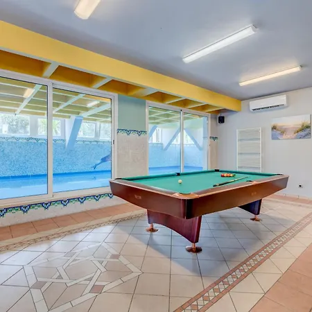 Blue Dolphin - Private Indoor Pool, Jacuzzi, Garden Апартаменты