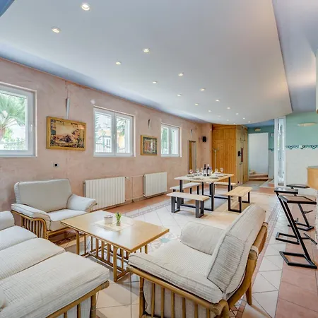 Apartman Blue Dolphin - Private Indoor Pool, Jacuzzi, Garden