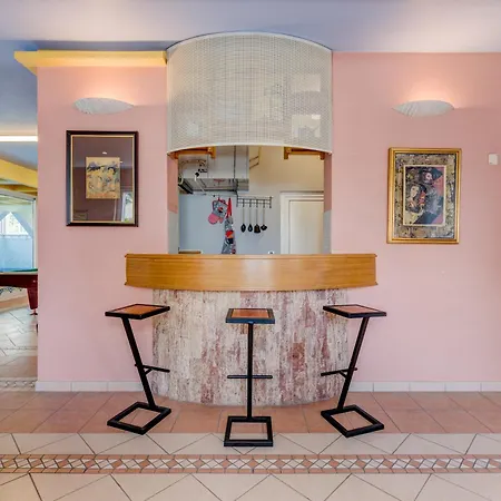 Blue Dolphin - Private Indoor Pool, Jacuzzi, Garden Apartman