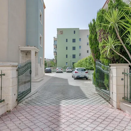 Blue Dolphin - Private Indoor Pool, Jacuzzi, Garden