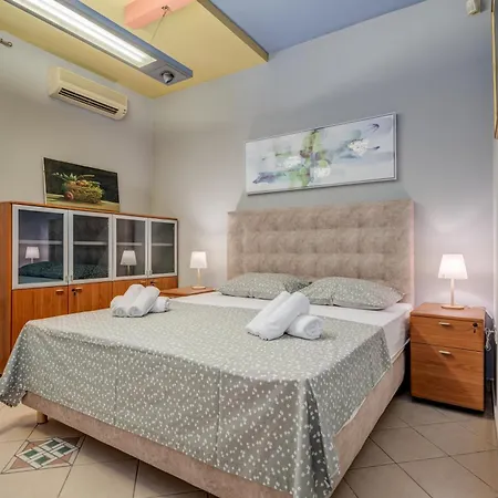 Апартаменты Blue Dolphin - Private Indoor Pool, Jacuzzi, Garden *