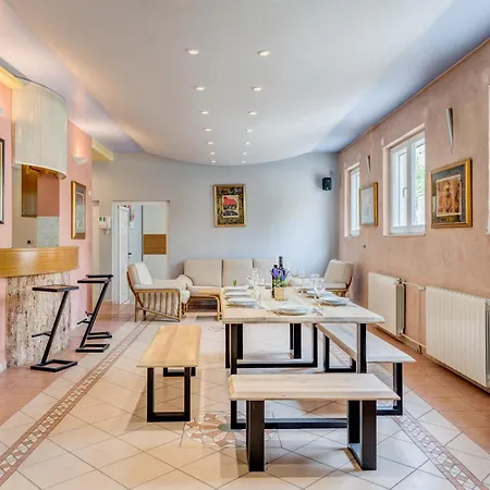 Blue Dolphin - Private Indoor Pool, Jacuzzi, Garden