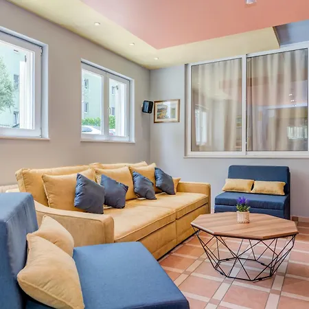 Blue Dolphin - Private Indoor Pool, Jacuzzi, Garden Apartman