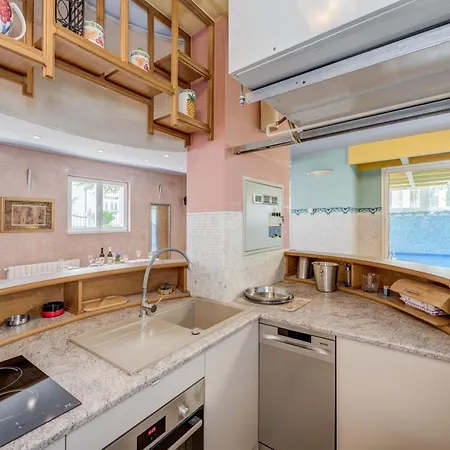 Апартаменты Blue Dolphin - Private Indoor Pool, Jacuzzi, Garden