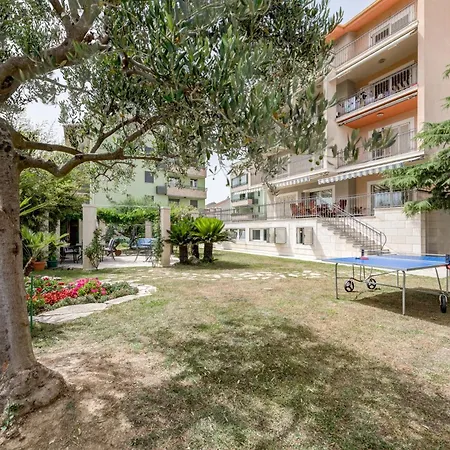 Blue Dolphin - Private Indoor Pool, Jacuzzi, Garden Апартаменты Сплит