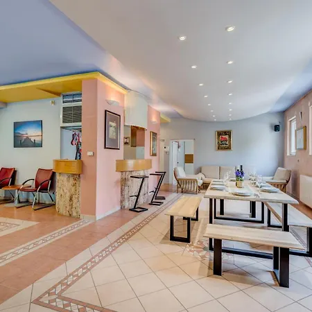 Blue Dolphin - Private Indoor Pool, Jacuzzi, Garden Апартаменты *