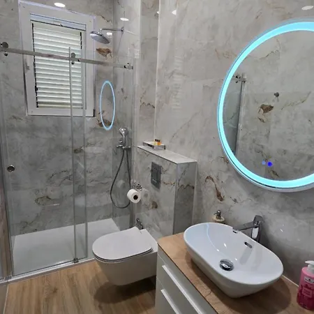Apartment Blue Dolphin - Private Indoor Pool, Jacuzzi, Garden *