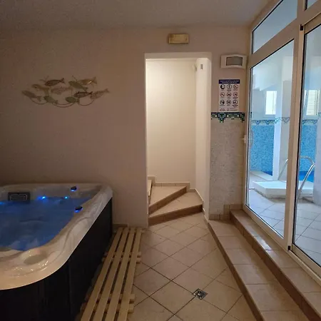 Apartment Blue Dolphin - Private Indoor Pool, Jacuzzi, Garden Split