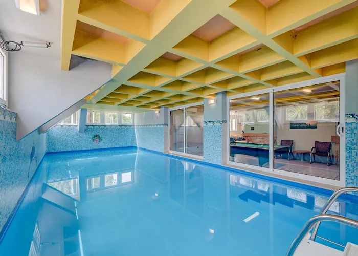 Blue Dolphin - Private Indoor Pool, Jacuzzi, Garden *