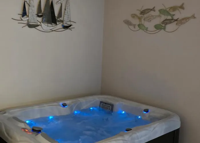 Blue Dolphin - Private Indoor Pool, Jacuzzi, Garden *