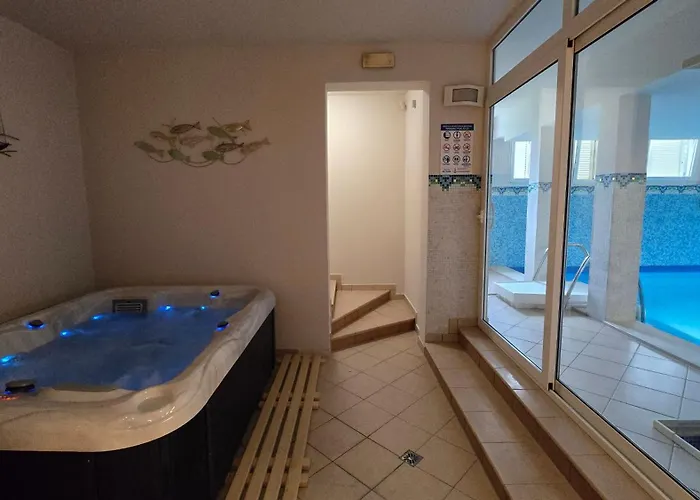 Apartman Blue Dolphin - Private Indoor Pool, Jacuzzi, Garden Split