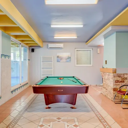 Blue Dolphin - Private Indoor Pool, Jacuzzi, Garden * سبليت