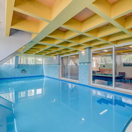 Blue Dolphin - Private Indoor Pool, Jacuzzi, Garden *