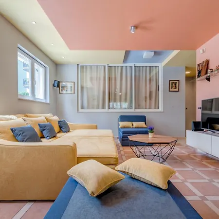 Blue Dolphin - Private Indoor Pool, Jacuzzi, Garden Apartament *