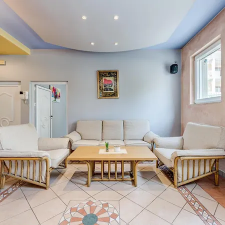 Blue Dolphin - Private Indoor Pool, Jacuzzi, Garden Split