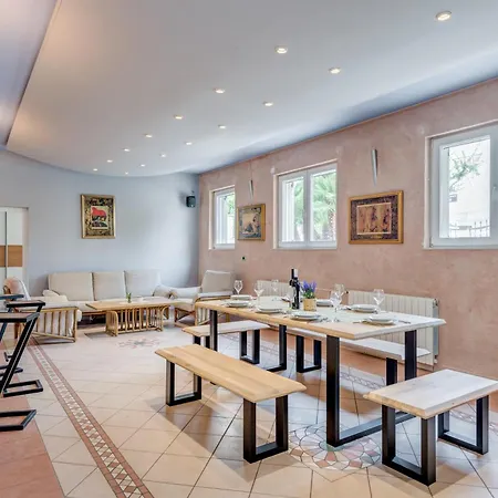 Blue Dolphin - Private Indoor Pool, Jacuzzi, Garden