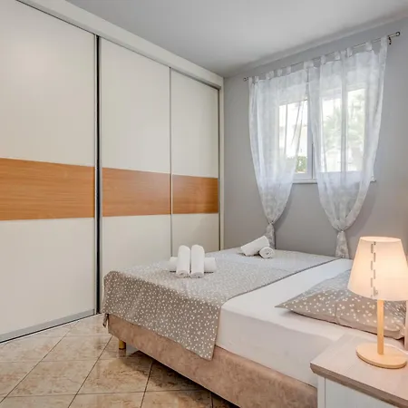 Blue Dolphin - Private Indoor Pool, Jacuzzi, Garden Split