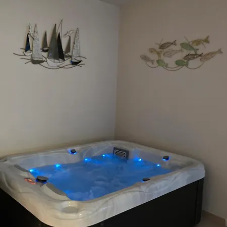 Blue Dolphin - Private Indoor Pool, Jacuzzi, Garden *