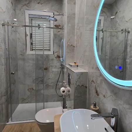 Blue Dolphin - Private Indoor Pool, Jacuzzi, Garden Split